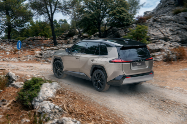 Untitled-3_0000_RAV4_0013_PHEV_26_WEB-600x400 (1)